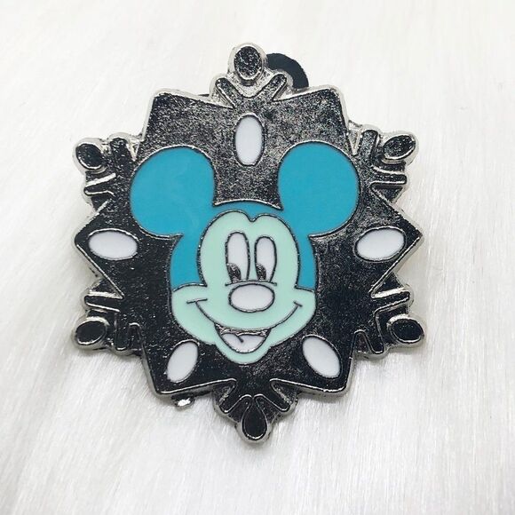 🔮 5/$25 Disney Mickey Mouse Snowflake Pin‎ - Picture 1 of 3